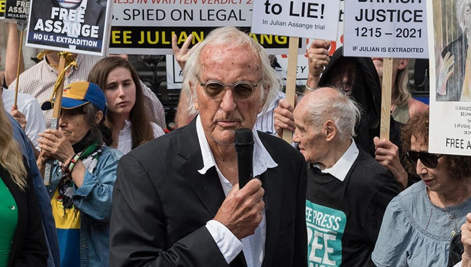 Avustralyalı gazeteci ve belgesel yapımcısı John Pilger 84 yaşında hayatını kaybetti