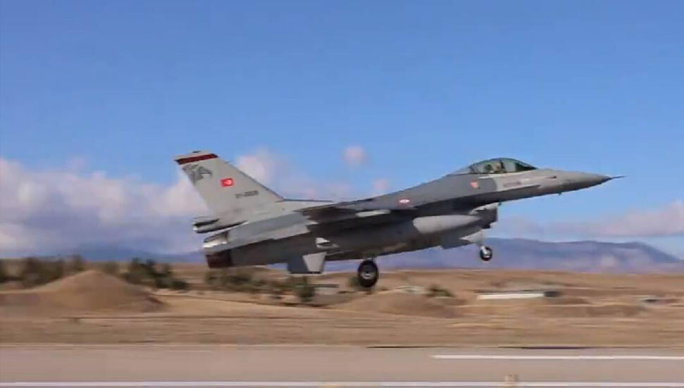 Akdeniz'in uluslararası hava sahasında eğitim uçuşu yapıldı