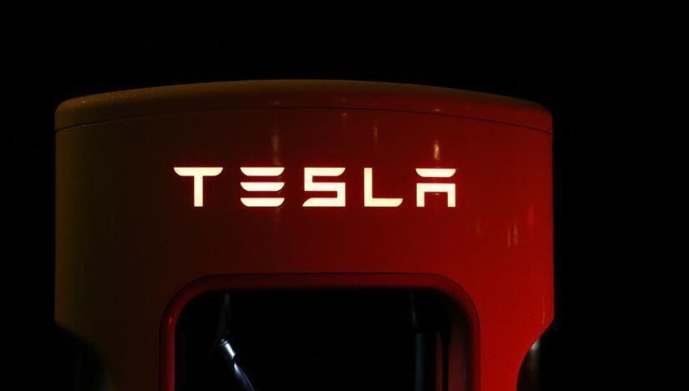 Tesla'dan yeni hamle: Kaza durumunda acil servisi arayacak