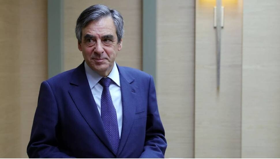 Fransa'da yolsuzluktan suçlu bulunan eski Başbakan Fillon'a, 5 yıl siyasetten men cezası