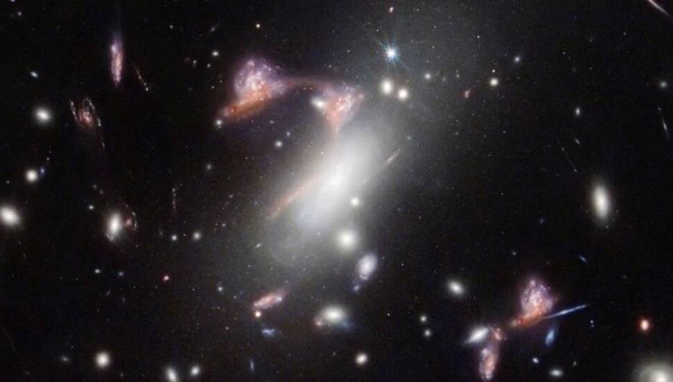NASA, soru işaretine benzeyen galaksinin ikizini keşfetti
