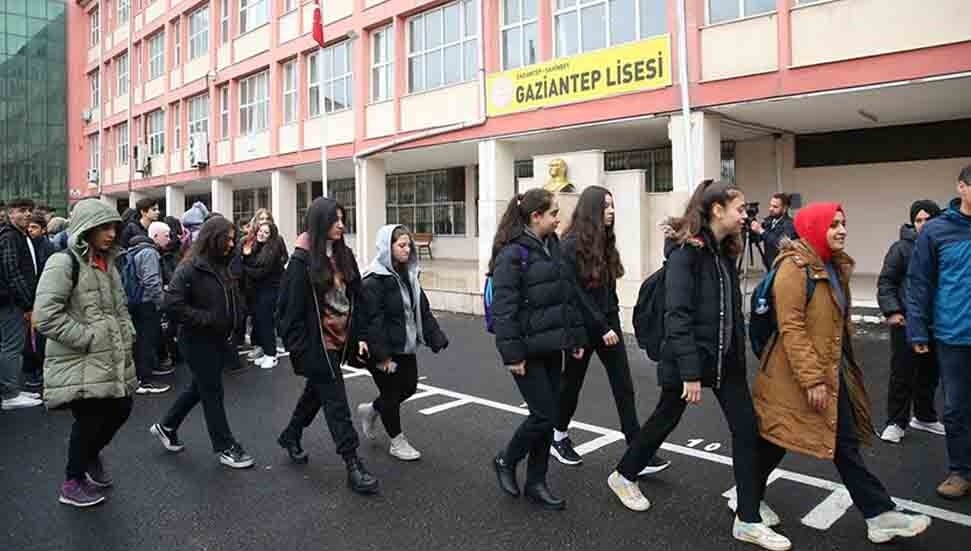 Depremden etkilenen Gaziantep, Adana ve Osmaniye'de eğitim öğretim yeniden başladı