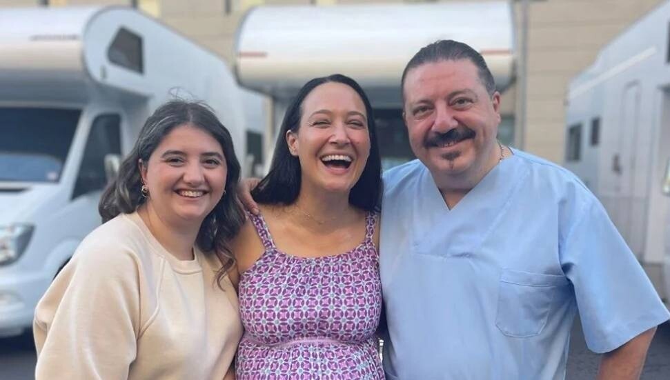 Gupse Özay gerçek hayattaki doğum doktoruyla kamera karşısına geçti