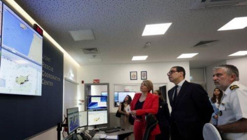 Güney Kıbrıs, Larnaka’da okullara Lübnan’dan tahliyeler için yataklar yerleştirildi