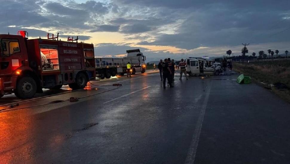 Hatay'da iki otomobil çarpıştı: 5 ölü