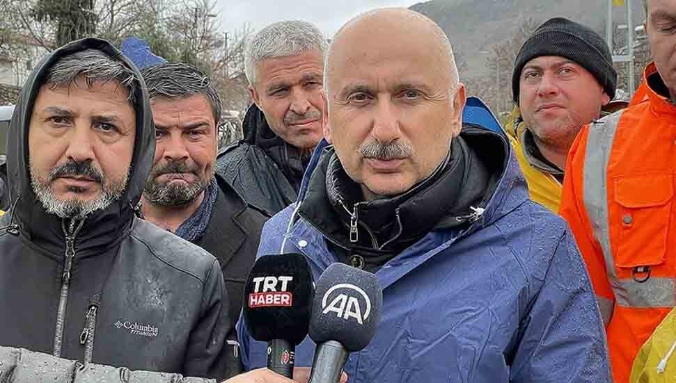 Adil Karaismailoğlu: Adıyaman'da 160 kişilik ekibimiz 25 kilometrelik alanda arama faaliyetlerine devam ediyor