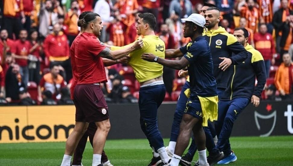 Galatasaray-Fenerbahçe derbisi öncesi futbolcular arasında kavga