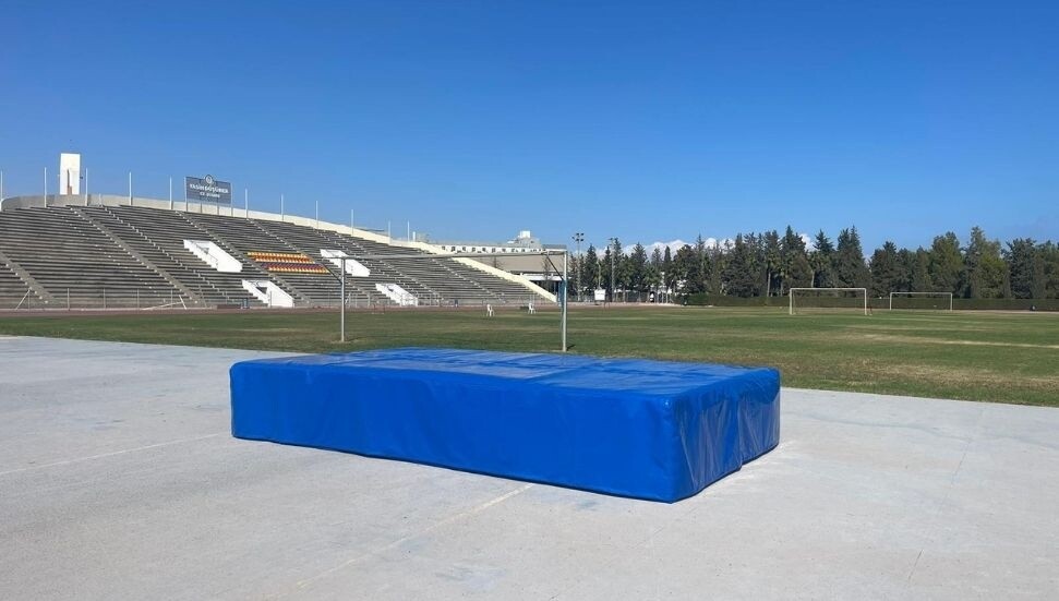 Atletizmde yeni yüksek atlama minderleri Mağusa ve Güzelyurt’ta