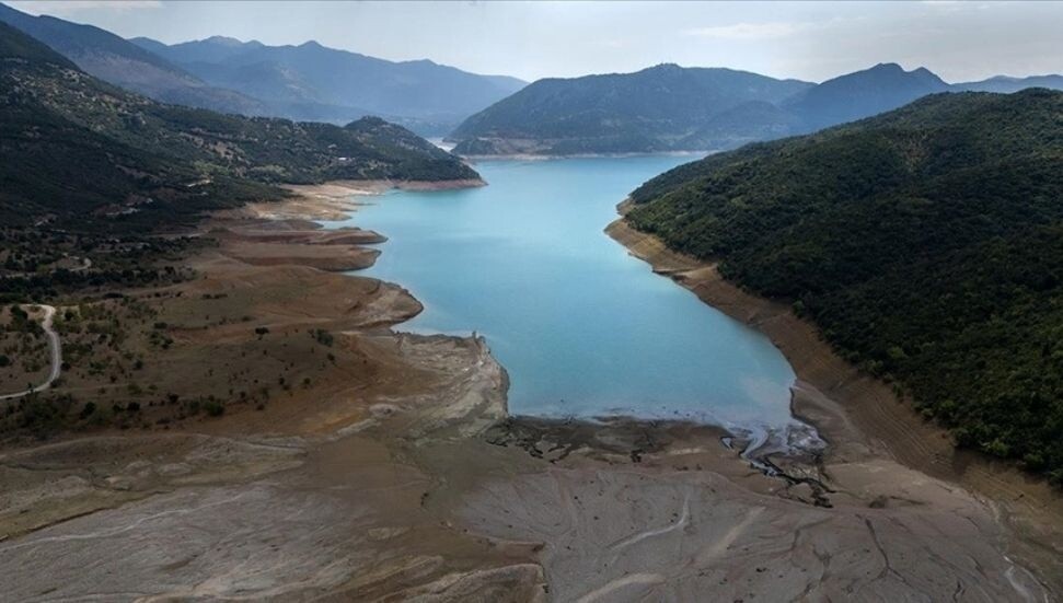 Yunanistan'ın Korinthos kentinde kuraklık nedeniyle musluklardan çamurlu su akmaya başladı