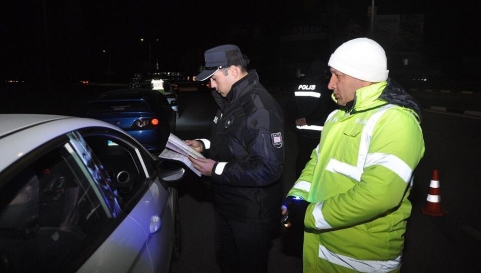 Ülke genelindeki trafik denetimlerinde 311 sürücü rapor edildi: 26 araç trafikten men, 1 tutuklu