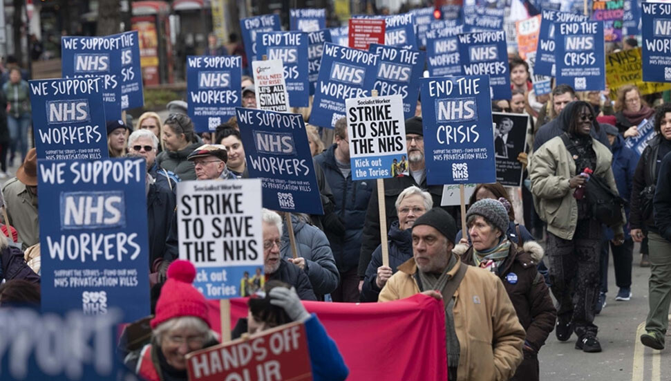 Londra'da greve giden sağlık çalışanlarına destek yürüyüşü düzenlendi