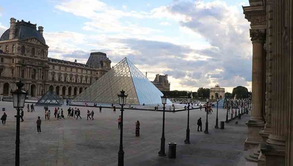Paris'te kültür sektörü çalışanları Louvre Müzesi'nin girişlerini kapattı