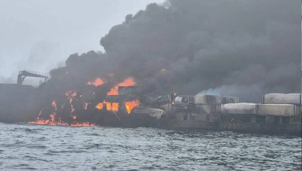 İngiliz denizinde çarpışma! Kargo gemisi battı, petrol tankeri alev aldı: Çok sayıda yaralı var