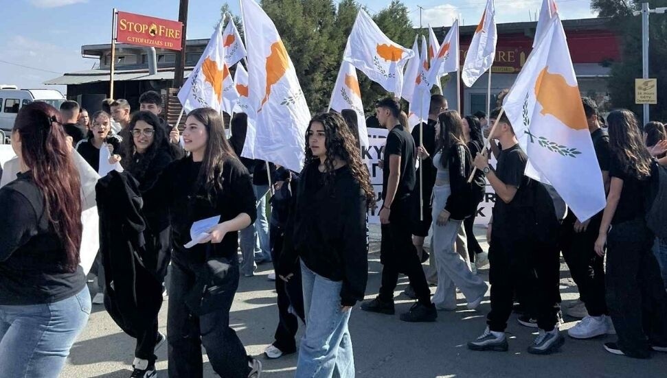 Güney Kıbrıs’ta öğrenciler KKTC’nin kuruluşunu protesto etti