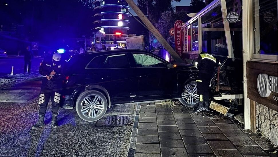Girne’de araç elektrik direğine çarptı, dükkan duvarı yıkıldı