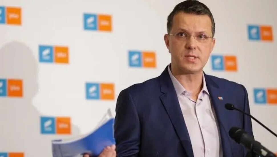 Sahte diploma istifası! Romanya Savunma Bakanı Moșteanu görevinden ayrıldı