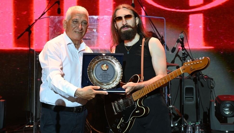 Emre Fel, Güzelyurt Portakal Festivali’nde Barış Manço ve Cem Karaca şarkılarıyla nostalji rüzgarı estirdi