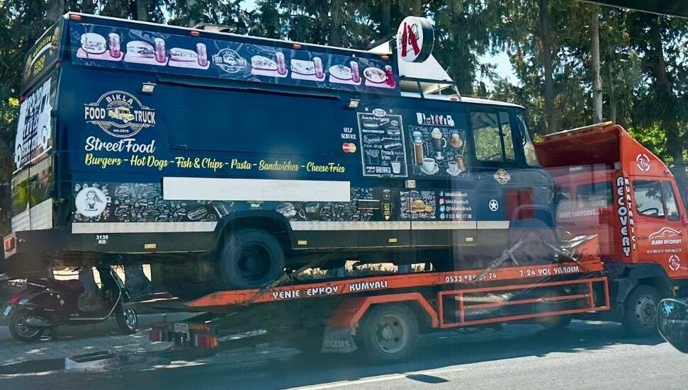 Girne’de trafikte tehlikeli görüntü: Çekicinin kapasitesini aşan yük!