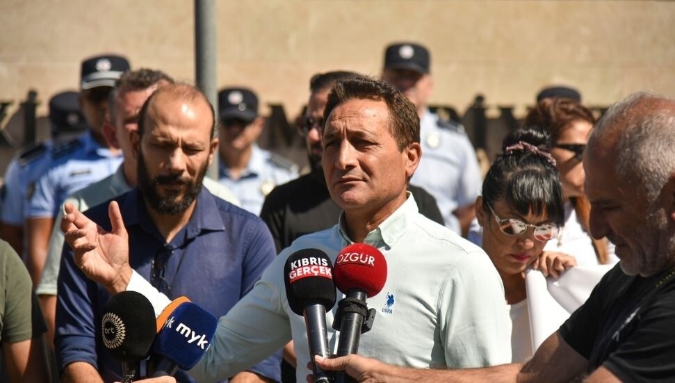 KTOEÖS, "organize şekilde okula gönderilen başörtülü öğrenciler" nedeniyle eylem yaptı