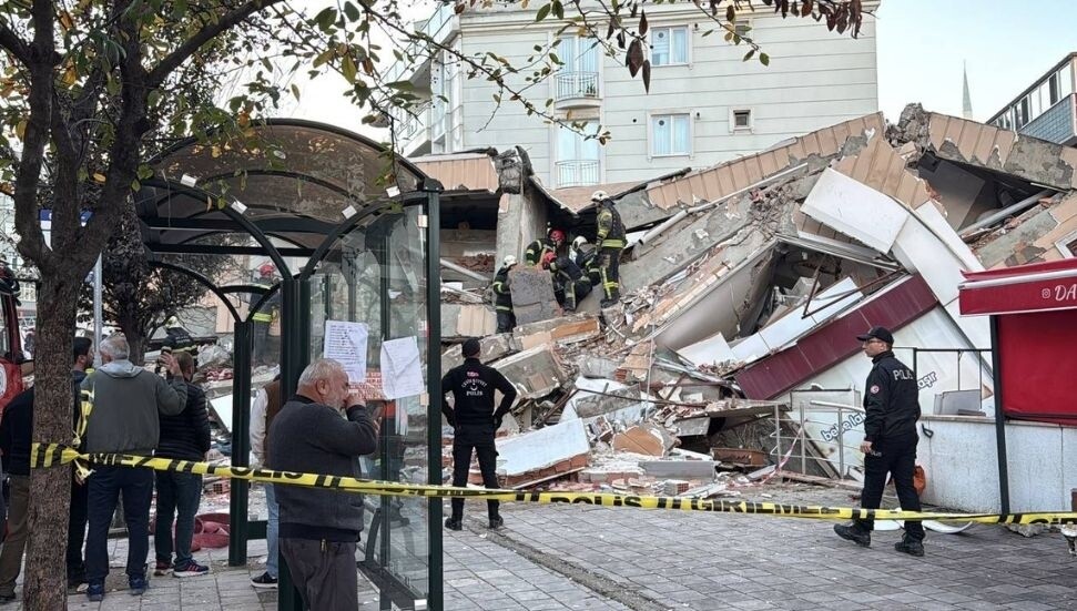 Türkiye’nin Kocaeli ilinde 7 katlı bina çöktü: 2 kişinin cansız bedenine ulaşıldı