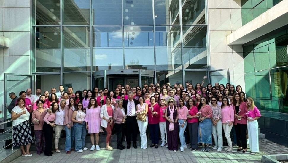 Vergi Dairesi çalışanları meme kanseri farkındalığı için pembe giydi