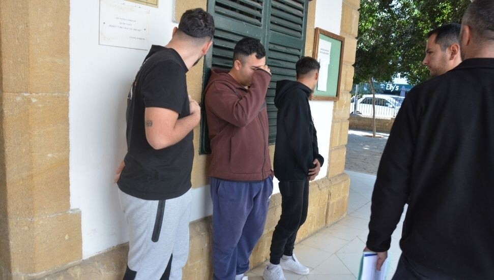 Uyuşturucu madde suçundan itham edilen 3 zanlı 1 gün tutuklu