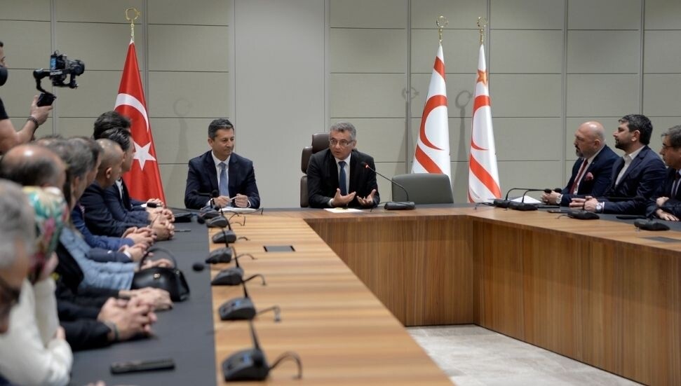 Tufan Erhürman, Tüm Üst Yöneticiler Derneği heyetini kabul etti, dernek hakkında bilgiler aldı