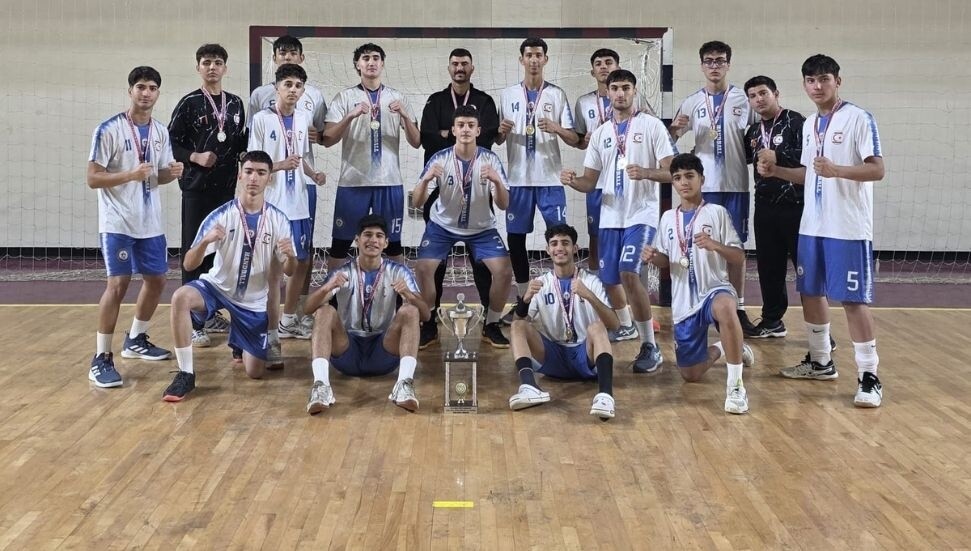Hala Sultan İlahiyat Koleji, liselerarası hentbolda üst üste 2'nci kez şampiyon