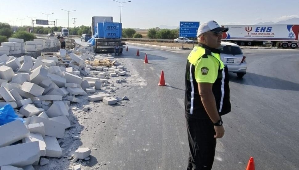 Gazimağusa-Lefkoşa Anayolu’nda TIR devrildi: Lefkoşa'ya gidiş tek şeride düşürüldü