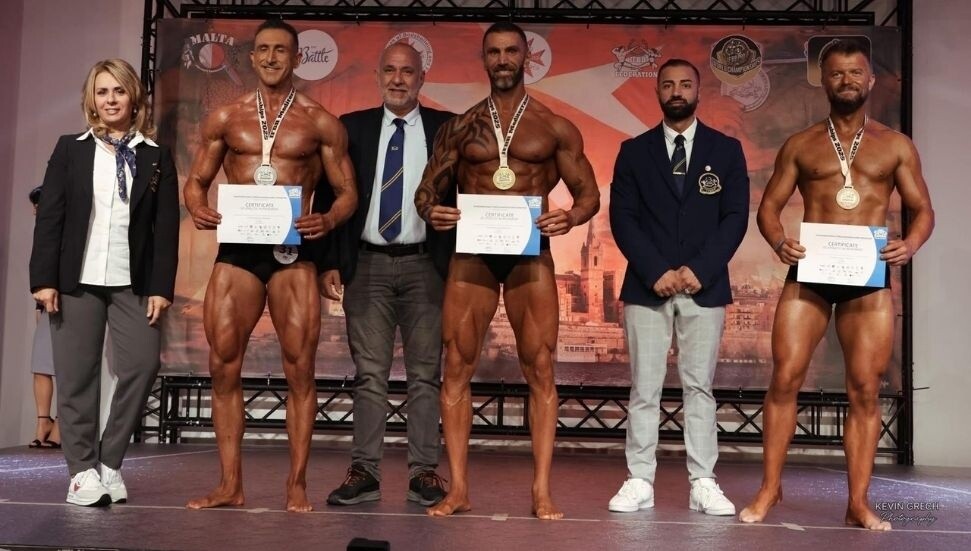 Milli sporcu Tarık Mustafa, Malta’daki IFBB Akdeniz Şampiyonası’nda iki kategoride şampiyon oldu