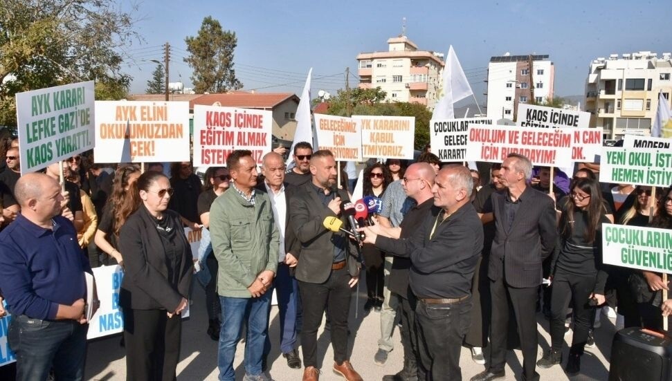 Lefke Gazi Lisesi velileri ve öğrencileri Başbakanlık önünde eylem yapıyor