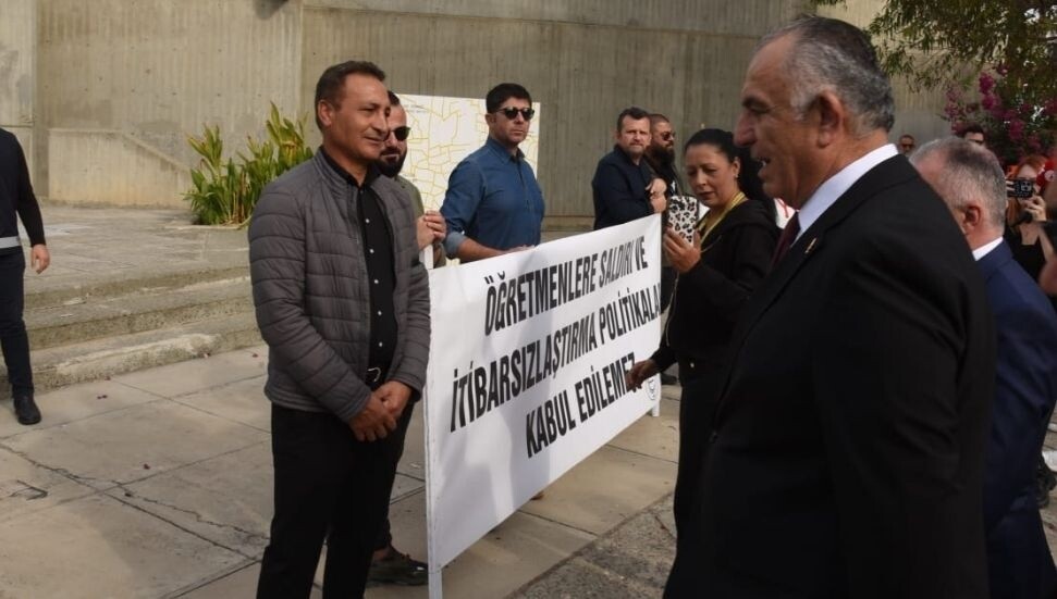 KTÖS ve KTOEÖS'den, Öğretmenler Günü Töreni yapılan AKM önünde Bakan Çavuşoğlu'na eylem