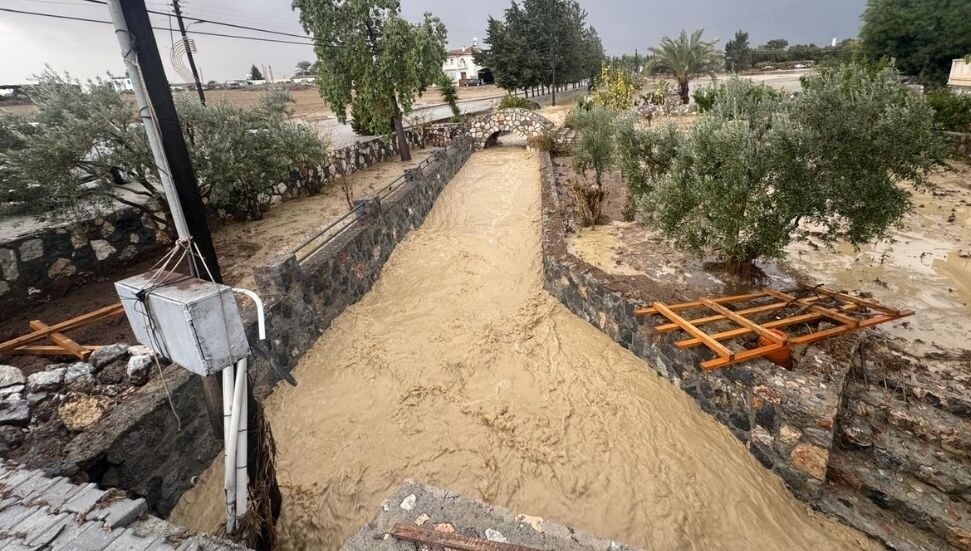 Amcaoğlu riskli bölgelerde incelemelerde bulundu: Üçüncü dalgayı atlattık, dördüncü dalga geliyor