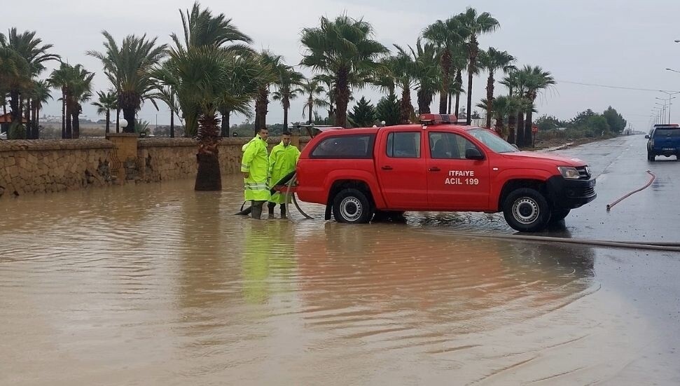 İtfaiye ekipleri su baskınlarına 20 personel ve 7 araçla müdahale etti: Mahsurlar kurtarıldı