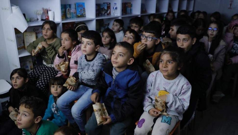 Depremzede çocuklar konteyner sinemada sosyalleşiyor
