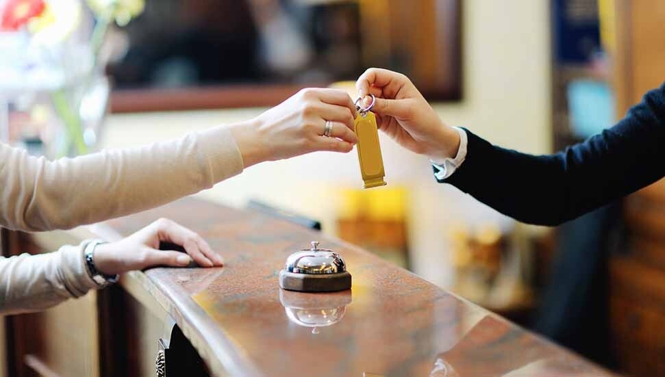 Acente çalışanı, müşterilerin otel konaklama ücretlerini çaldı
