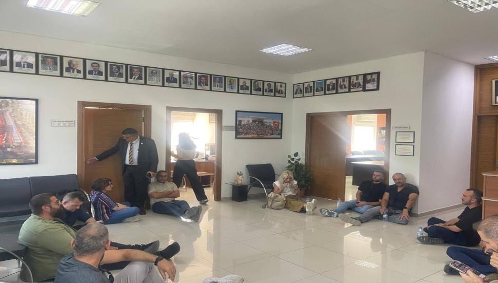 KTOEÖS, Milli Eğitim Bakanlığı içerisinde oturma eylemi başlattı