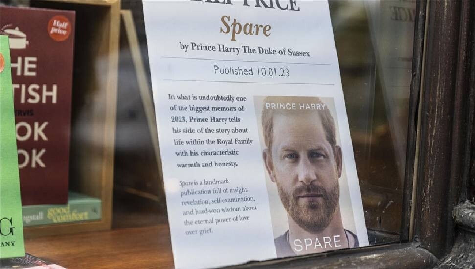 Prens Harry, kitabında Kraliçe'nin ölümünü BBC'nin sayfasından öğrendiğini yazdı