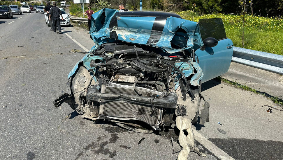 Girne – Lefkoşa ana yolunda bir araç bariyerlere çarptı