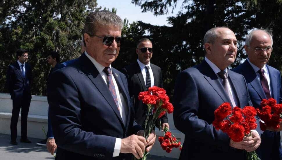 Başbakan Üstel, Aliyev Anıt Mezarı’nı, Türk ve Azerbaycan şehitliklerini ziyaret etti