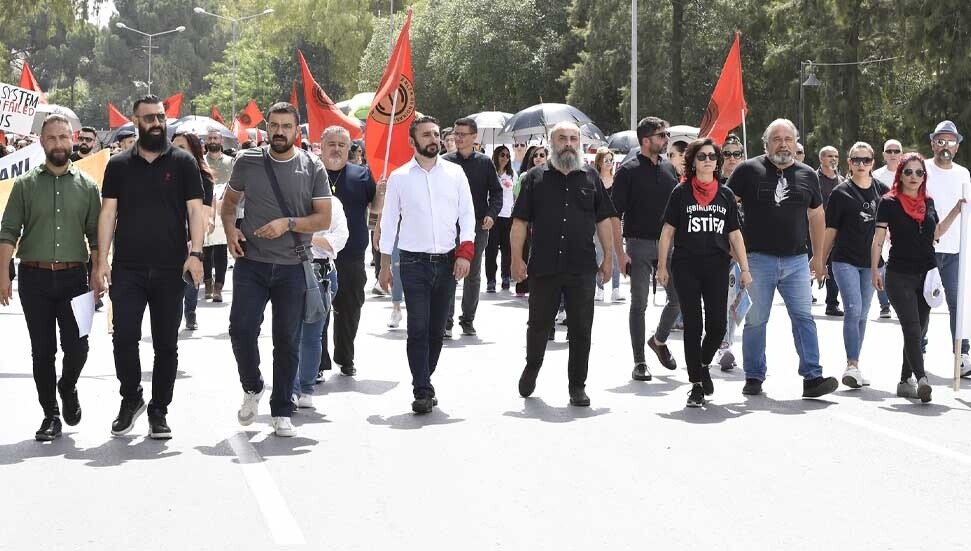TDP Milletvekili adayı Tacan Reynar, öğretmenlerin Meclis önündeki eylemine katıldı