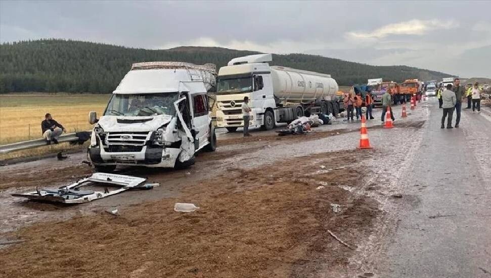 Tarsus-Adana-Gaziantep Otoyolu'nda zincirleme trafik kazası: 2 kişi öldü, 20 kişi yaralandı