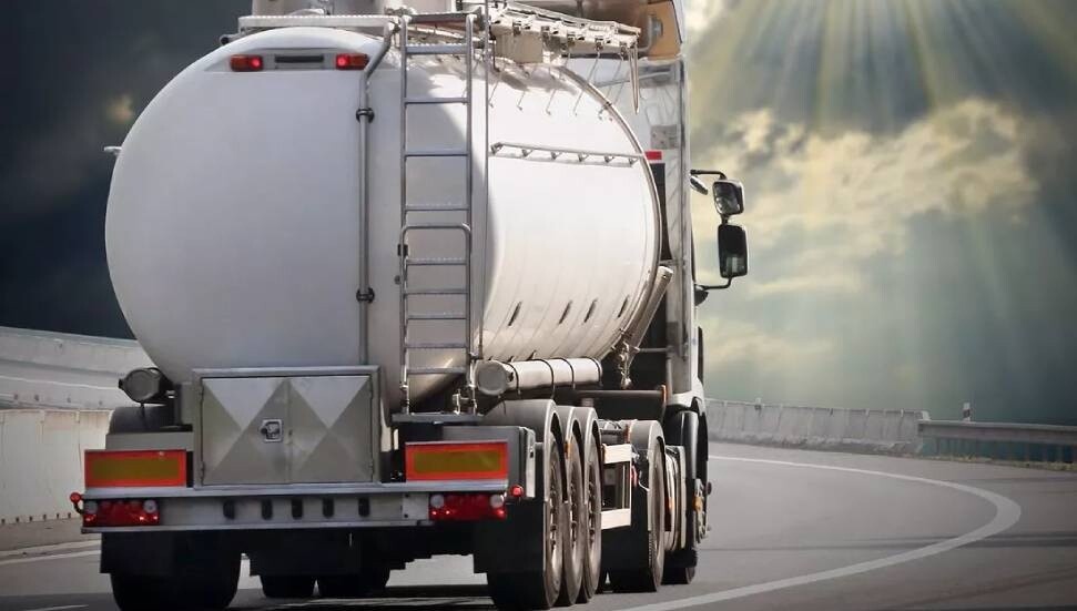Vasiliko’da ihtiyaç molası vermelerine izin verilmeyen tanker sürücüleri eylemde
