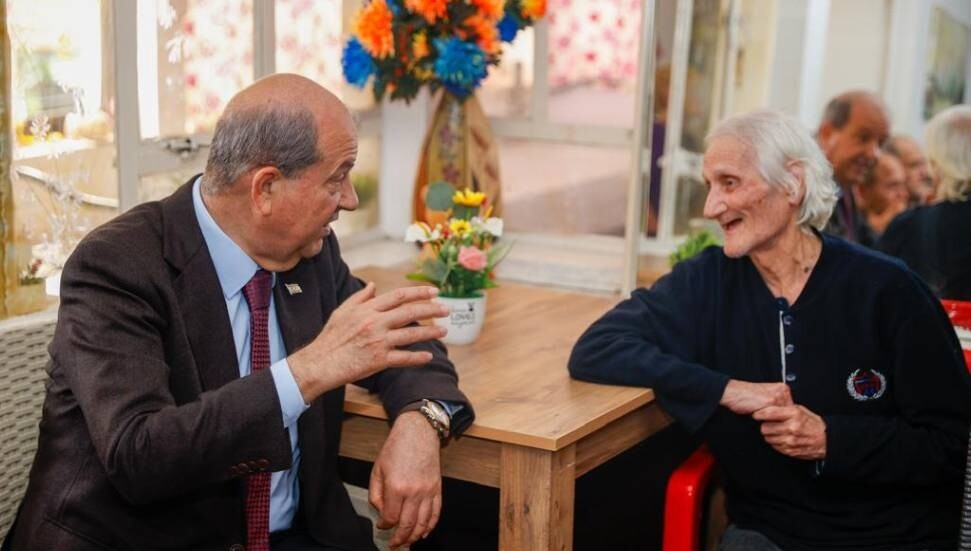 Cumhurbaşkanı Tatar, Özen Yaşlı Yaşam Merkezi’ndeki yaşlıların bayramını kutladı