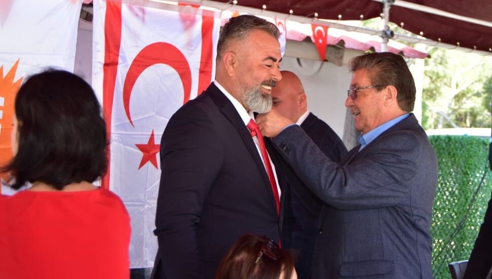 Ünal Üstel, UBP'ye katılan Beyarmudu Belediye Başkanı Bülent Bebek'e rozetini taktı