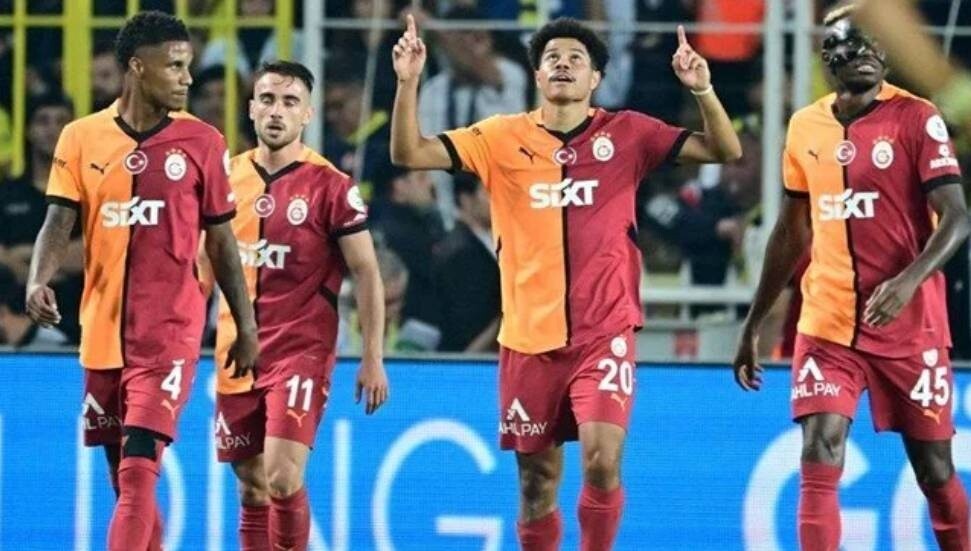 Galatasaray'ın derbiye özel The Special Three tişörtleri satışta