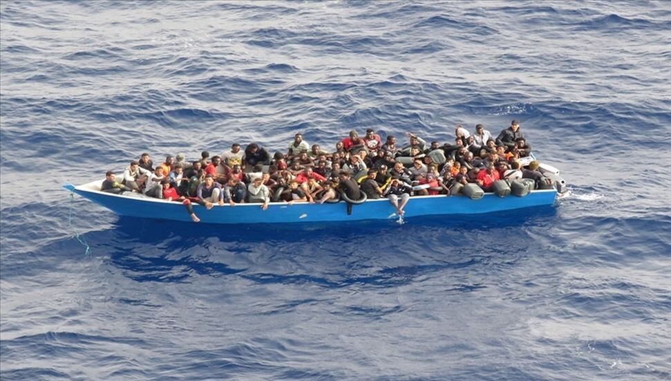 Libyalı göçmenleri taşıyan tekne Malta açıklarında karaya oturdu