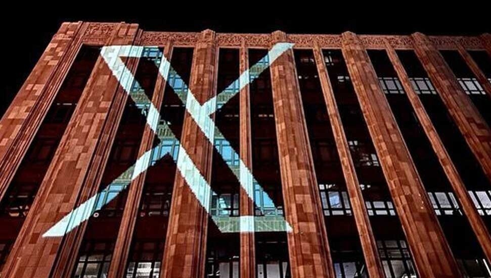 X şu anda komple bir yenilenmeden geçiyor