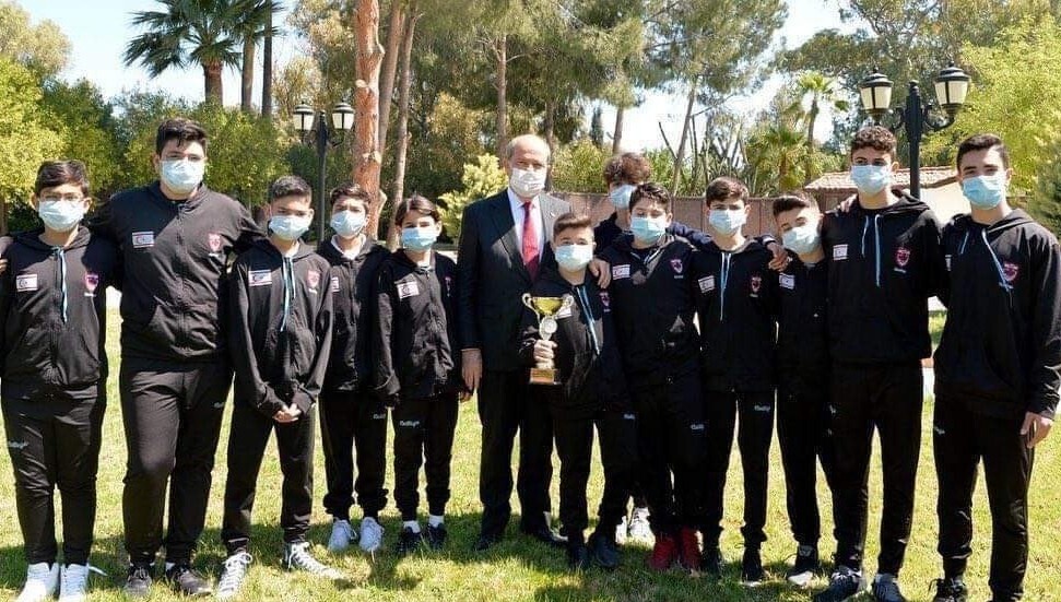 Ersin Tatar, İsias Otel’de hayatını kaybeden çocuklar için destek twitini anlamlı fotoğraflarla paylaştı