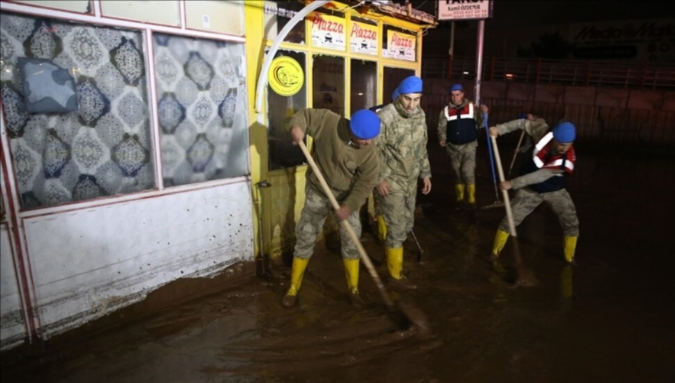 Selden etkilenen Şanlıurfa'da askerler temizlik yaptı